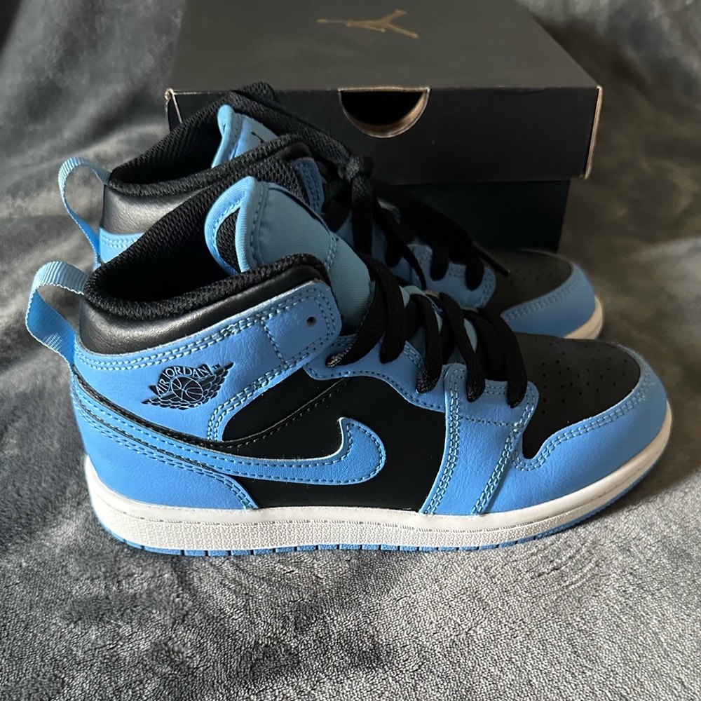 Kids Jordan 1 Mid sneakers